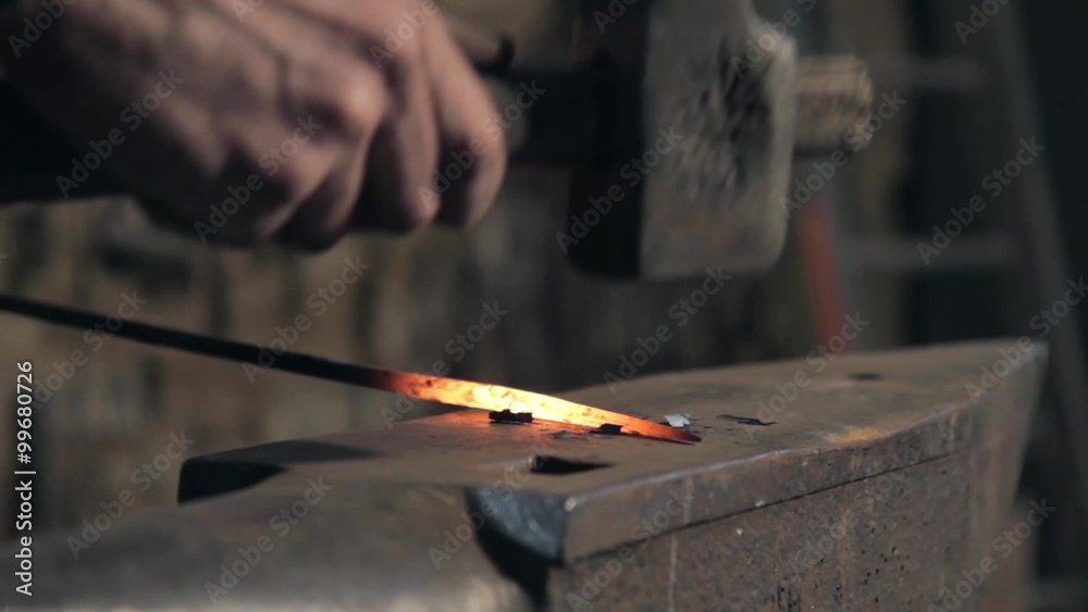Forgeron ferronnier tape sur une enclume