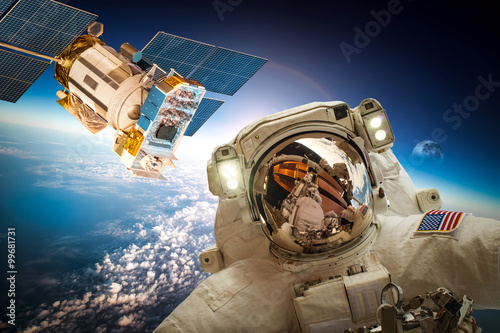 astronauta-na-tle-ziemi