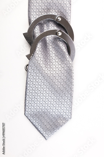 Krawatte und Handschellen