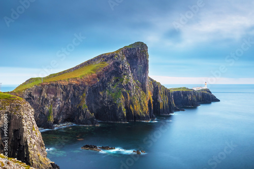 Fotografie, Obraz Neist Point a maják na ostrově Skye před západem slunce - Skotsko, Velká Británi