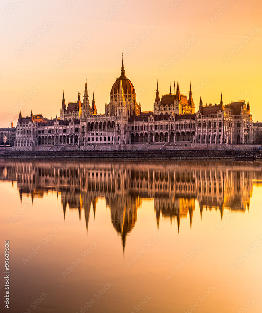 Obraz premium Parlament Budapesztu o wschodzie słońca, Węgry
