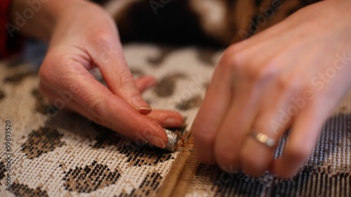 Particolari mani di donna che cuciono tappeto photo