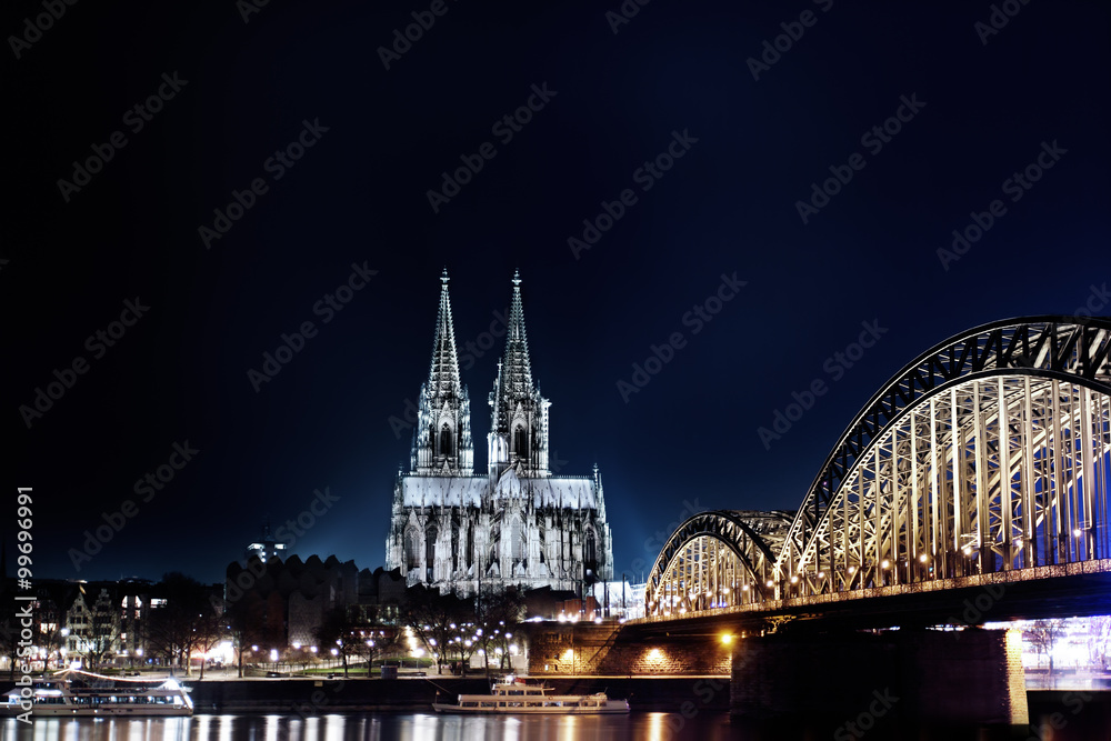 Köln Kölner Dom Rhein Brücke Skyline bei Nacht