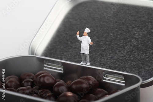 chef pasticciere in miniatura su scatola di cioccolatini photo