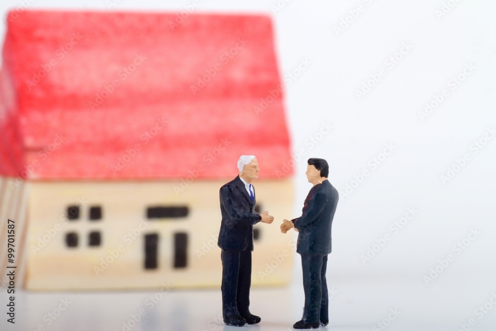 miniature di agente immobiliare che vende una casa miniature di agente immobiliare che vende una casa