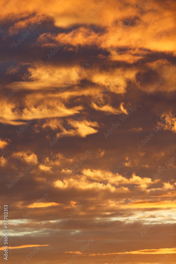 Obraz premium Sharp clouds on the sunrise