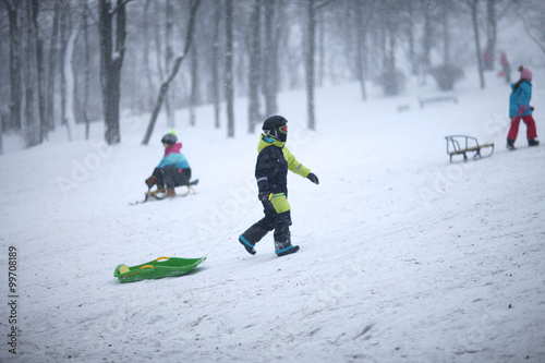 Behang Children in winter