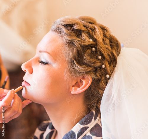 Stylist makes makeup bride on the wedding day