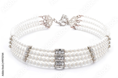 Carta da parati pearl necklace on a white background