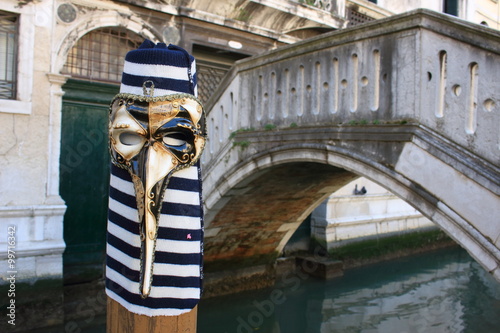 venezia maschera su struttura in cemento photo