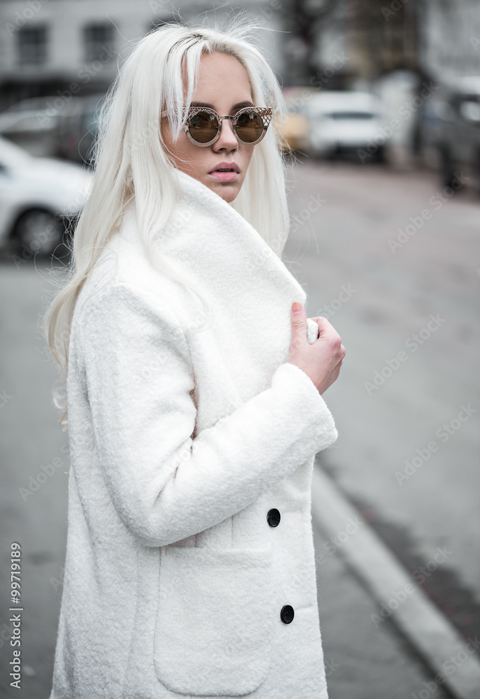 Obraz premium Cute blonde girl in sunglassses outside