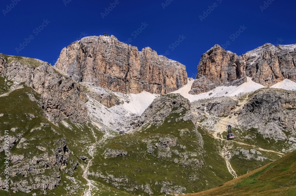 Sella Gruppe Seilbahn - Sella group in Dolomites ropeway 01