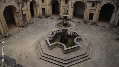 Tomar (Portogallo) - convento di Cristo - Chiostro con fontana templare photo