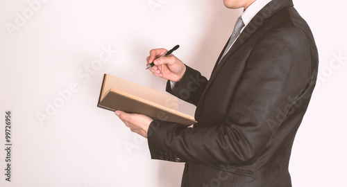 Naklejka 本に書き込むビジネスマン