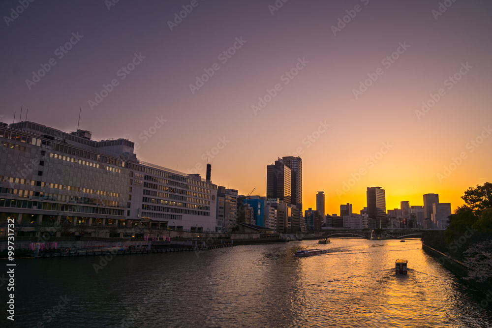 川沿いの都市の夕暮れ