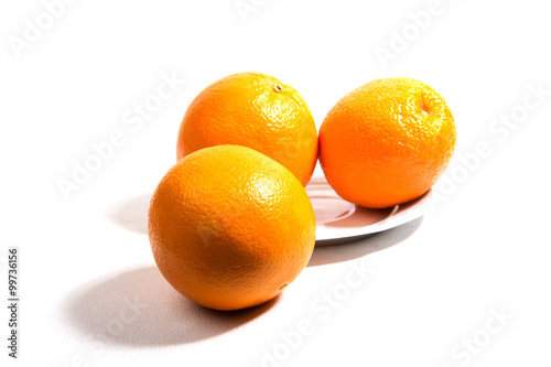два апельсина на блюдце одно на столе