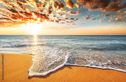 Fototapeta Naklejka Na Ścianę i Meble -  Brilliant ocean beach sunrise.