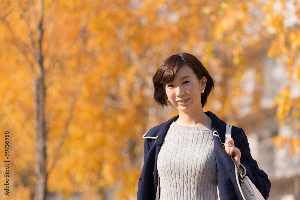 紅葉と若い女性 紅葉と若い女性