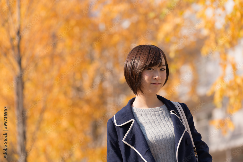 紅葉と若い女性 紅葉と若い女性