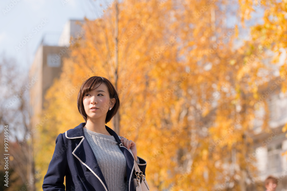 紅葉と若い女性