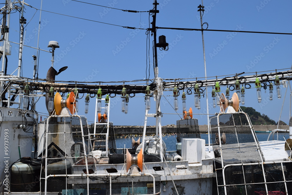 小型のイカ釣り漁船／山形県の庄内浜で、小型のイカ釣り漁船を撮影した写真です。