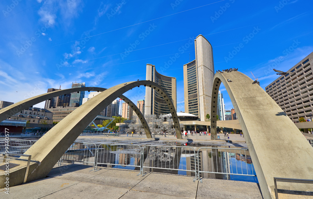 Obraz premium View of Nathan Phillips Square and City Hall in Toronto