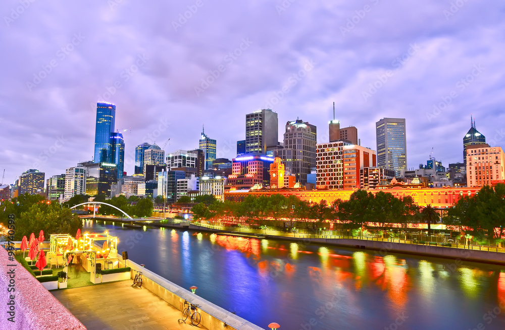 Fototapeta premium Widok na panoramę Melbourne o zmierzchu