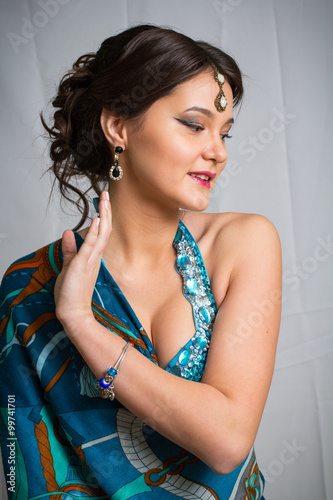 Bild auf Leinwand Girl is dressed in the Indian style