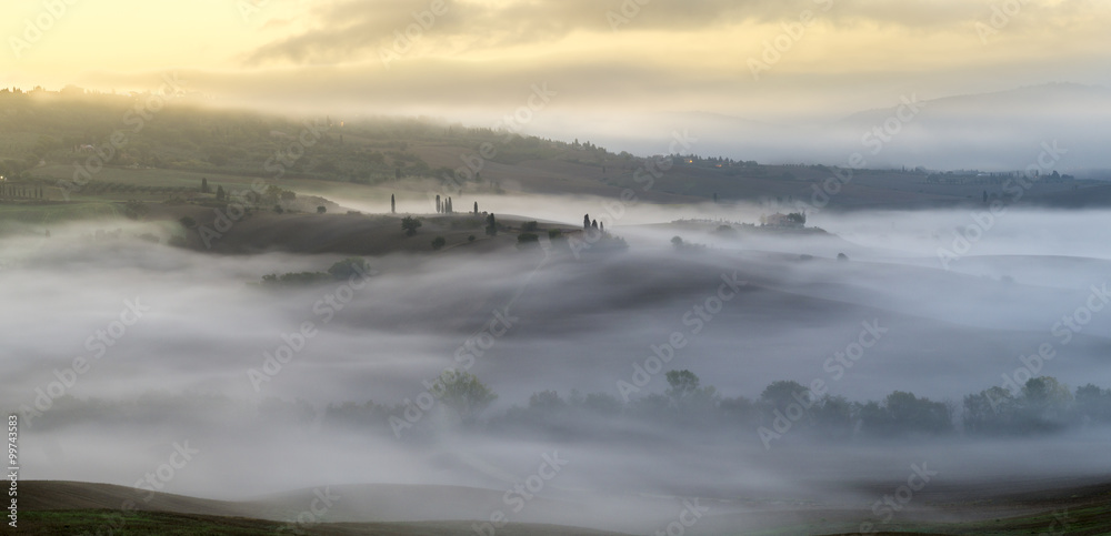 Obraz premium Poranny,mglisty widok w Toskanii