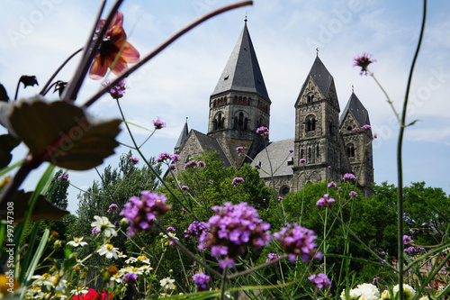 Fotografi Eglise du Temple Neuf Kirche in Metz mit Blumen im Vordergrund