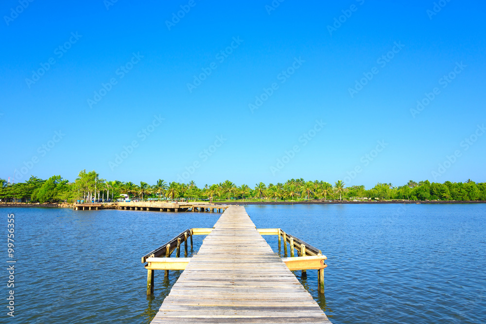 Naklejka premium wooden bridge juts out into of the sea