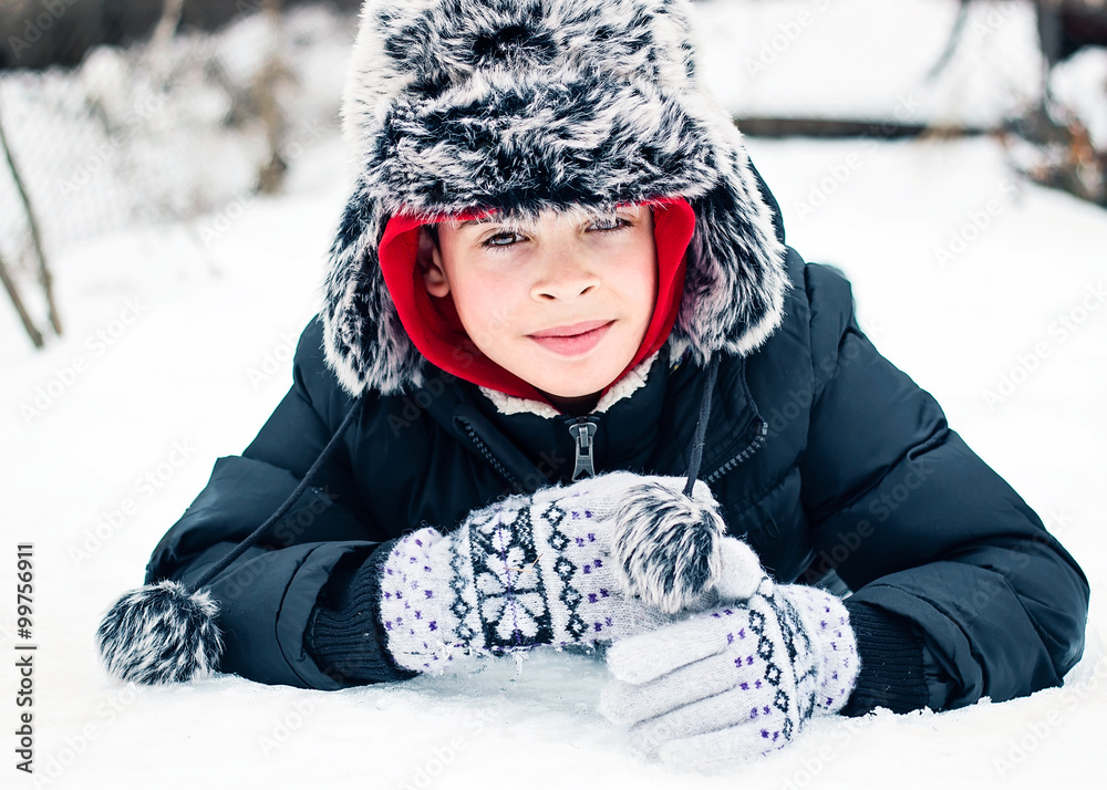 Niño tumbado en la nieve Stock Photo | Adobe Stock