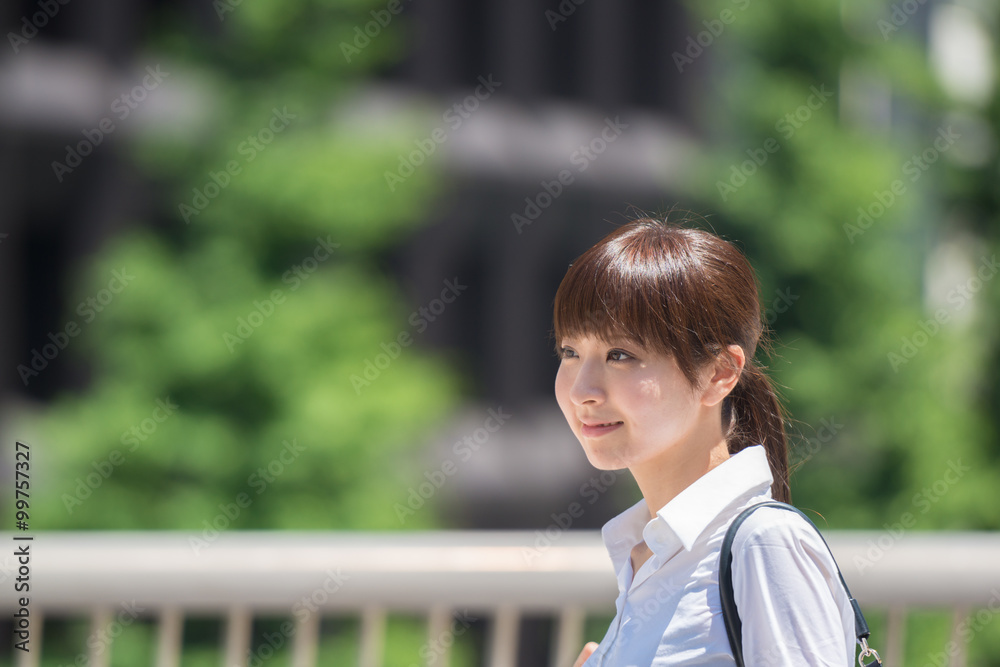移動中の若い日本人ビジネスウーマン 移動中の若い日本人ビジネスウーマン