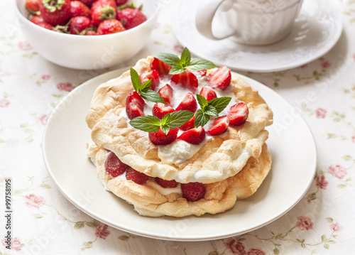  Pavlova cake with fresh strawberries