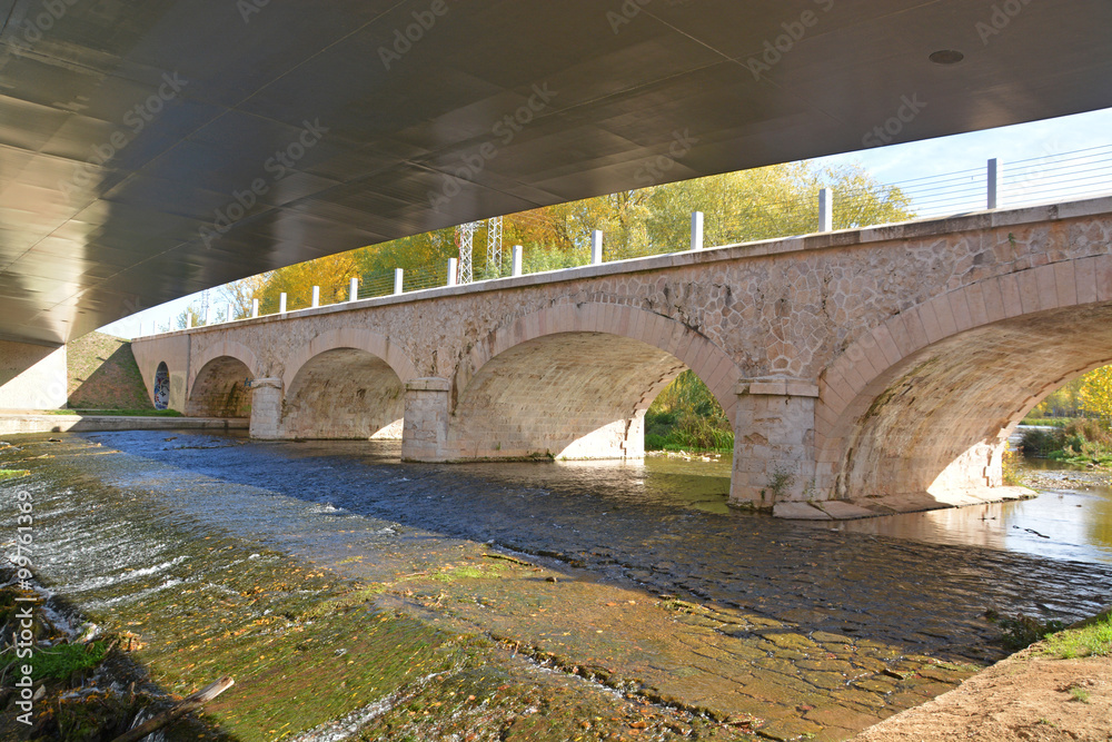 Naklejka premium puente sobre el río arlanzón