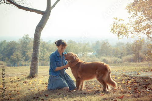 Obraz na płótnie Beautiful woman with a cute golden retriever dog w salonie