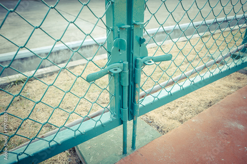 Obraz na płótnie Green metal fence lock with pastel tone w salonie