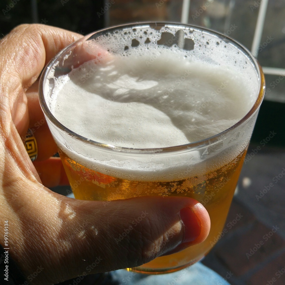 Vaso de Cerveza en la mano foto de Stock | Adobe Stock