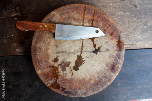Fotografija dirty block and dirty knife after cooking