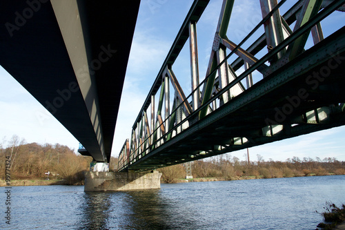 Alte Stahl-Eisenbahnbrücke über der Ruhr in Bochum Dahlhausen entlang der Kaiserroute