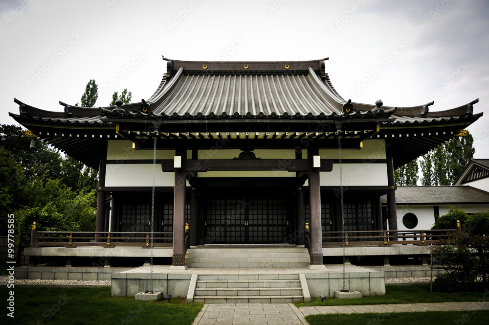 Templo de estilo japonés en el interior de unos jardines Zen