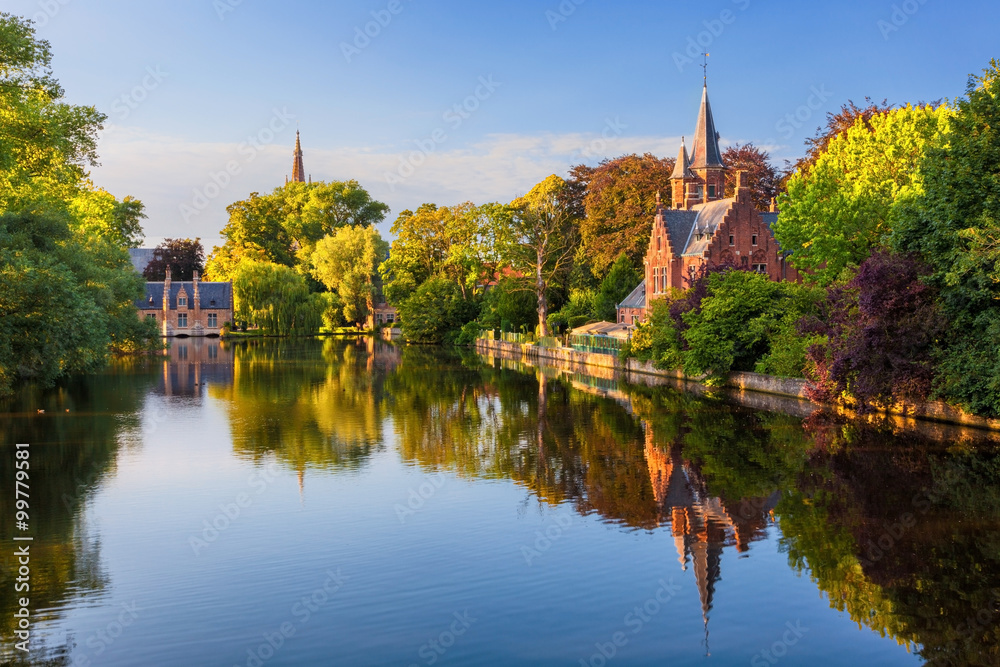 Naklejka premium Brugia, Belgia: The Minnewater (lub Lake of Love), bajkowa scena