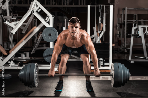 Obraz na płótnie Muscular Man Doing Heavy Deadlift Exercise w salonie
