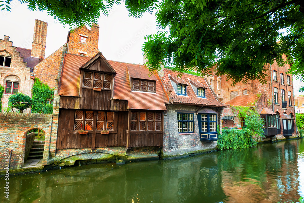 Medieval houses on the canals of Bruges, Belgium Medieval houses on the canals of Bruges, Belgium