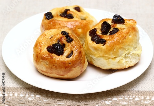 buns with raisins