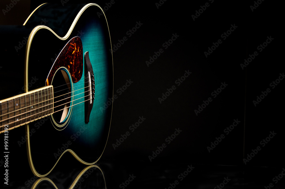 Naklejka premium Green guitar with reflection