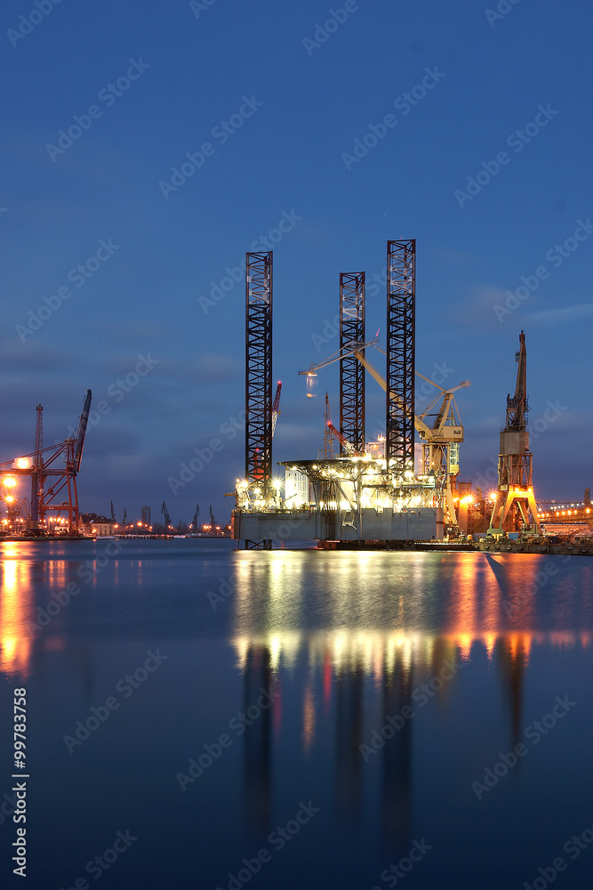 Evening view on the drilling platform facing the shipbuilding channel during the renovation of class