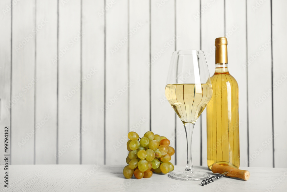 Obraz premium Wine and grape on wooden wall background