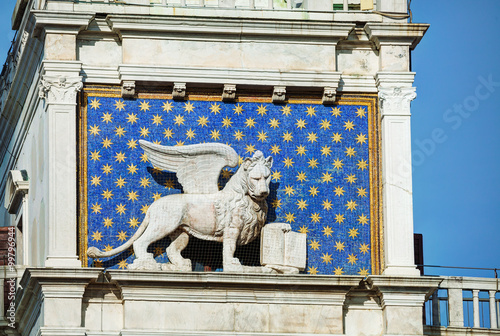 Obraz na płótnie Winged lion on facede of the bell tower at San Marco square in V w salonie