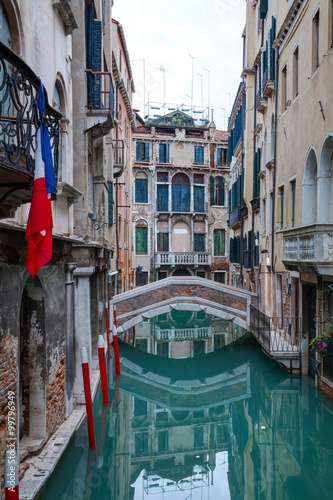 Obraz na płótnie Narrow canal with bridge in Venice w salonie